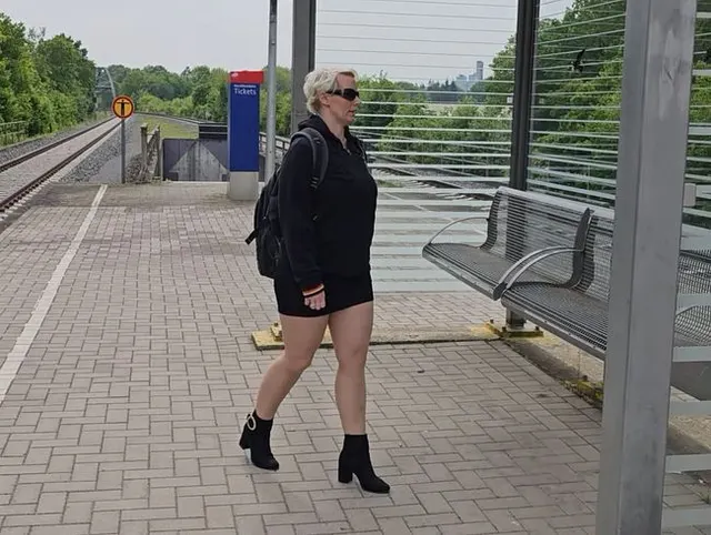 Auf dem Bahnsteig meinen Vibrator gefickt