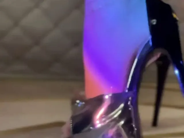 nackte Füße in verschiedenen offenen High Heels,