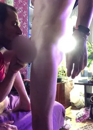 Stiefvater lutscht jungen Schwanz tief und schluckt Sperma
