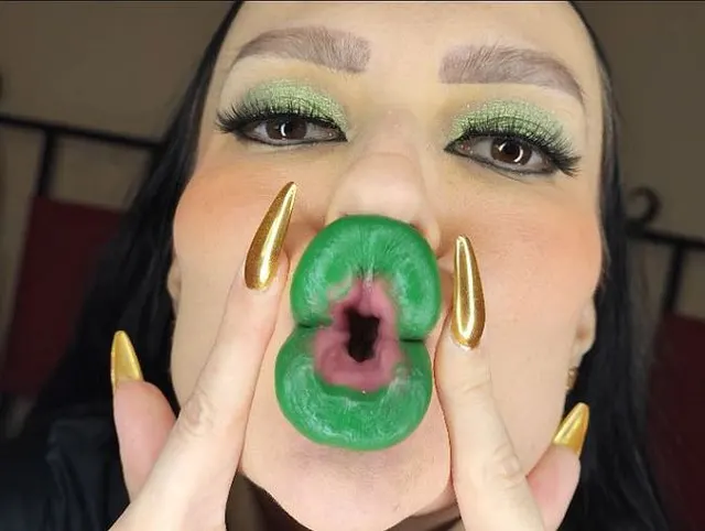 Grüner, minziger Lippenstift, glänzender Schmollmund, Bimbo-Küsse