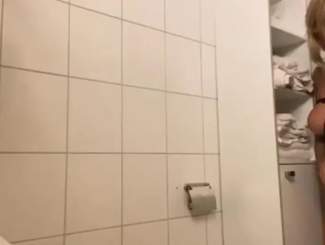 Pissing trans in toillet