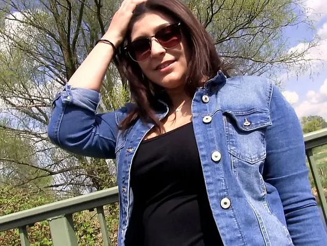 TEENGIRL  und sie bläst in der Öffentlichkeit mit XXL-SPERMABONUS !!
