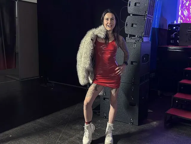 TEENIE (18+) schenkt mir VIP-TICKET! DIREKT AUF DER MESSE. JUNGSCHWANZ bekommt VIP-FICK von mir!