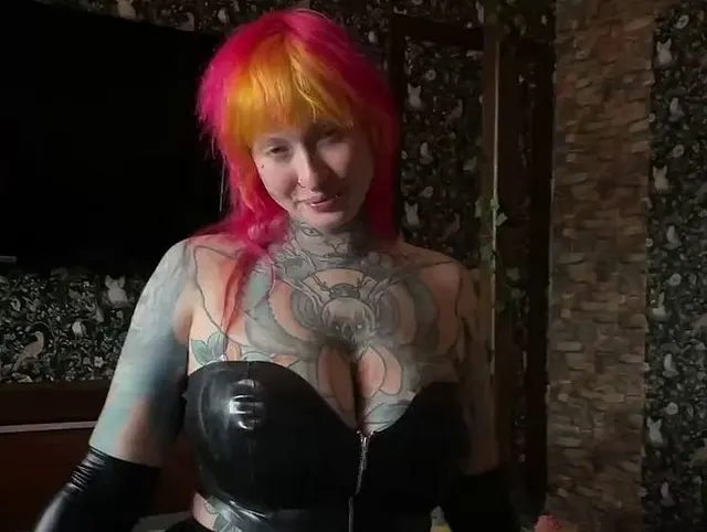 Latex Mistress wichst den Sklaven Schwanz und lässt ihn in den Mund spritzen