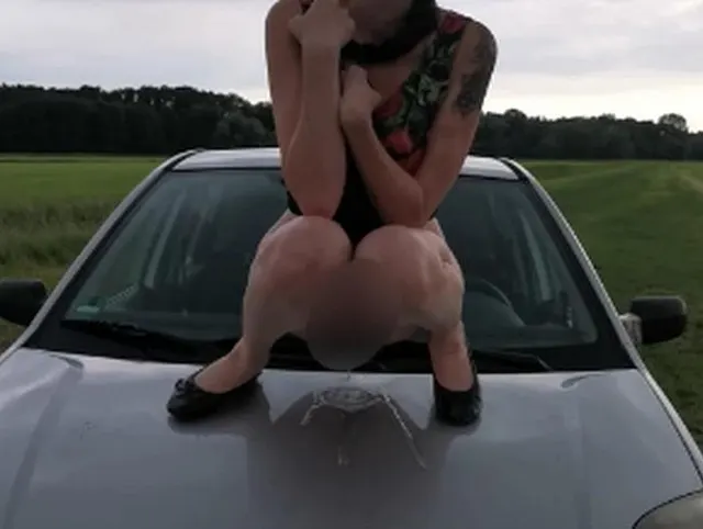Ich pinkel auf die Motohaube!