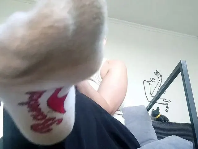 Deine sanfte Milf-Göttin Katrina lässt dich diese schmutzigen Socken anbeten!