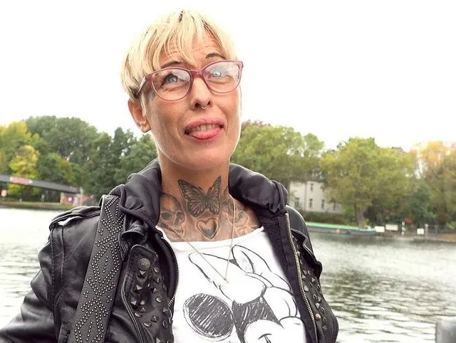 GERMAN SCOUT - Versaute MILF Vicky in Berlin abgeschleppt und AO gefickt