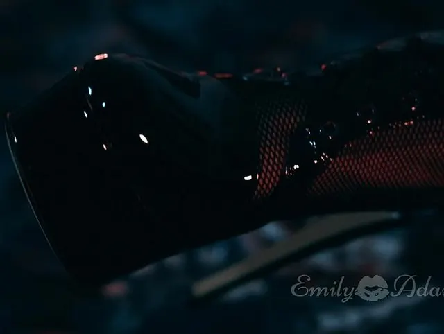 Mein erster Fußfetisch Clip - ich ziehe meine Highheels aus und spiele mit meinen Füßen herum...