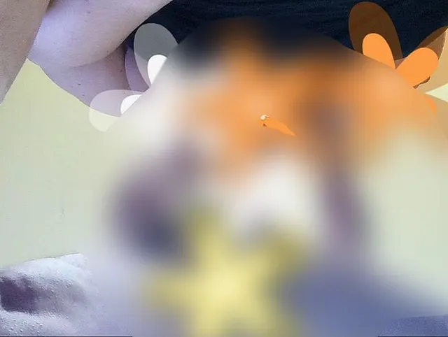 Milf kommt, während sie einen großen, fetten Schwanz grob ins Gesicht fickt