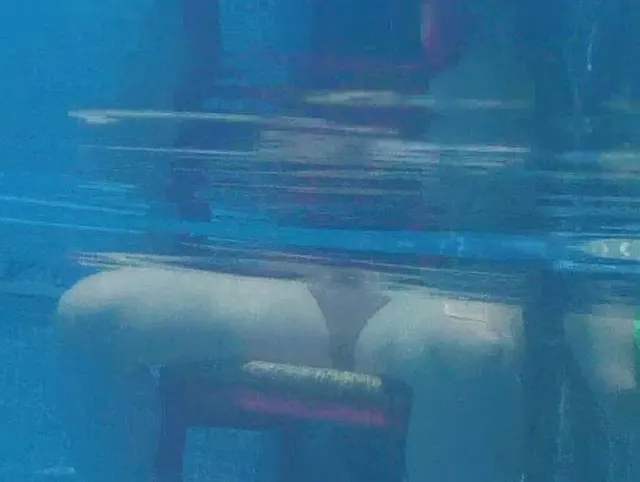 Unterwasserkamera - Bondage im Pool