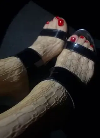 Sexy Feet im Auto