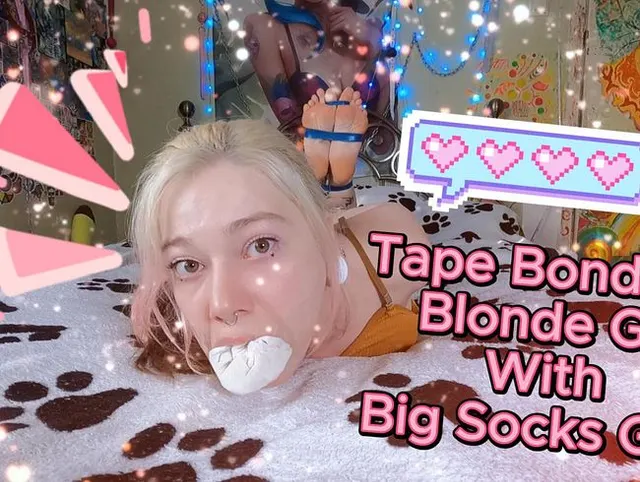 Tape-Bondage, gefesseltes blondes Mädchen mit großem Sockenknebel.