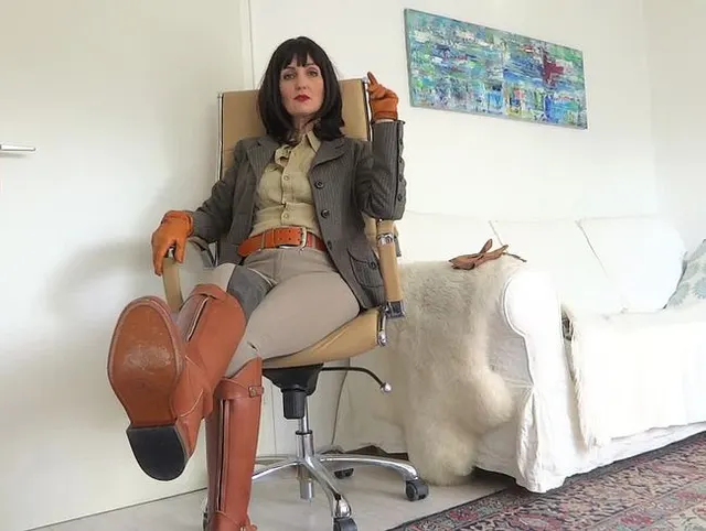 Reitherrin Nippel Spiel und spritze ab auf meine Stiefel!