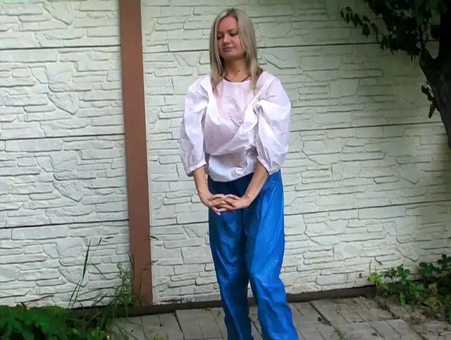 Outdoor Gymnastik im Sauna Suit