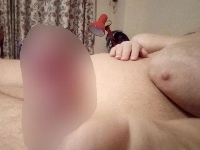 Nahaufnahme von John, der einen Handjob von Jen bekommt