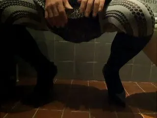 allein im Badezimmer.... Sekt kommt nicht immer aus der Flasche... ;-)