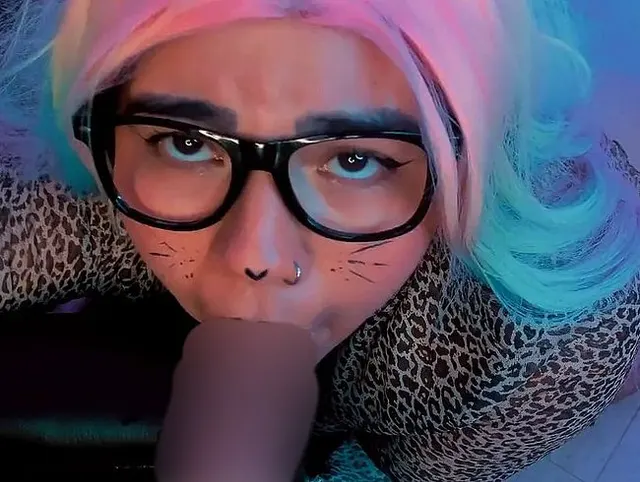 Ahegao + Mädchen mit schlampiger Brille