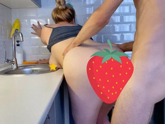 Big Booty Teen fickt in der Küche beim Abwasch