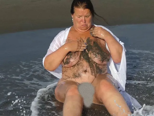 Körper am Strand mit Schlamm eingeschmiert und abgewaschen