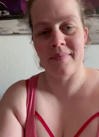 Ich zeige dir meine rote Unterwäsche