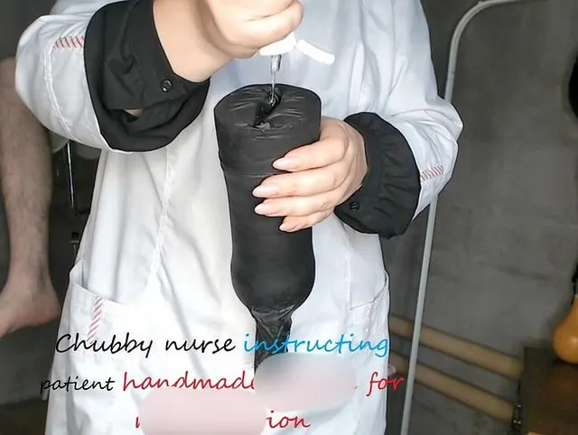 Mollige Krankenschwester, die den Patienten anweist (handgemachte Vagina zur Masturbation)