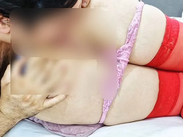 Lecke seinen Arsch vor dem Analsex.