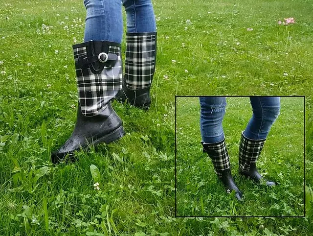 Geliebte Gummistiefel im nassen Gras