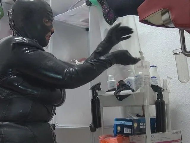 Sklavin fistet Sklavin das erste mal gefistet