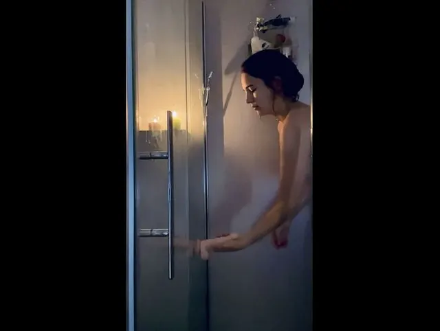 Ich nehme dich mit zum Duschen und dort wartet mein Dildo auf mich!