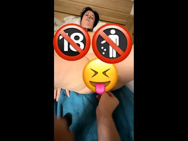 Er steckt mir den Analplug in meine Arschfotze