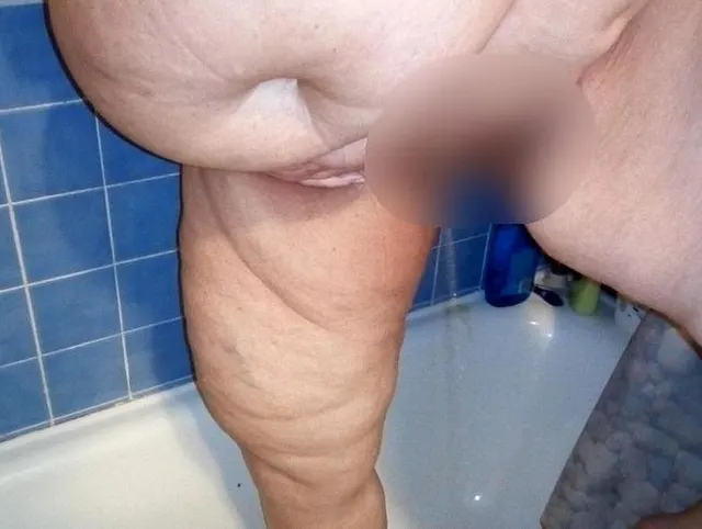 Jen nimmt eine große Pisse in die Badewanne