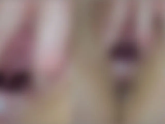 Ich ziehe meine Pussy mit zwei Fingern sehr weit auf, du kannst tief rein gucken