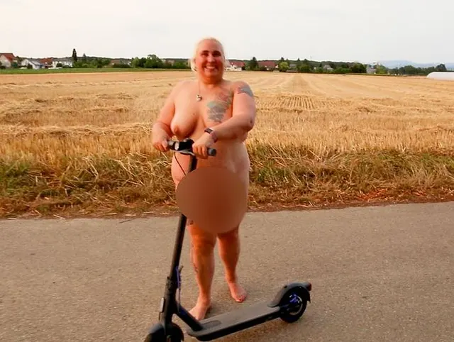 Einfach mal machen Nackt auf dem E-Scooter und Erwischt werden