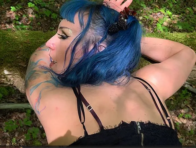 GOTHGIRL von großem Schwanz hart DURCHGEFICKT im WALD!! CREAMPIE in feuchte FOTZE gespritzt