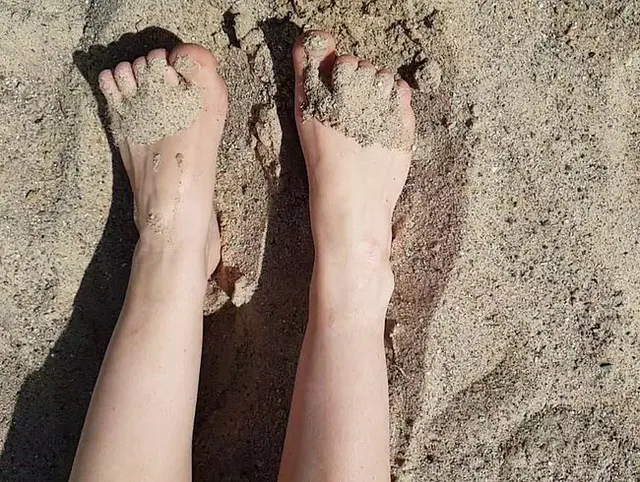 Füße im warmen Sand mit Zeitlupe
