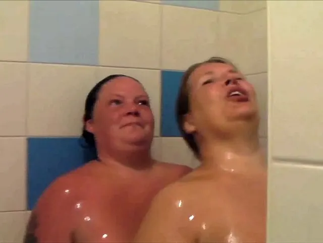 2 Lesben duschen zusammen 2