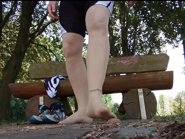 Pause in Strumpfhose auf der Radtour 2 ** Wichsen **