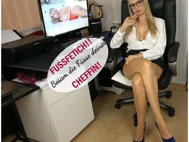Fussfetisch!!  Besam die Füsse deiner Cheffin!