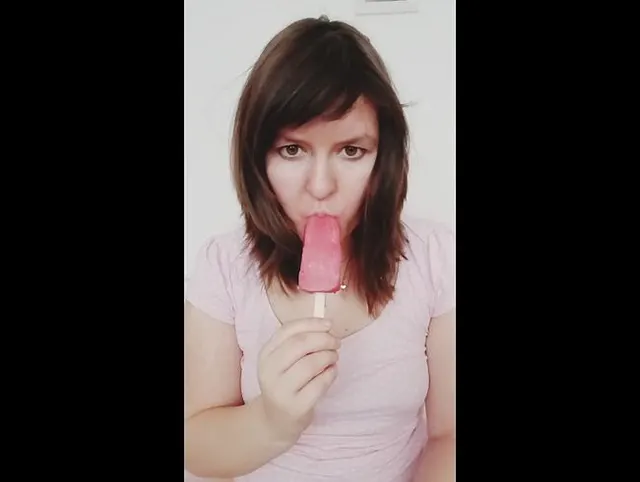 Kleines Eis am lecken