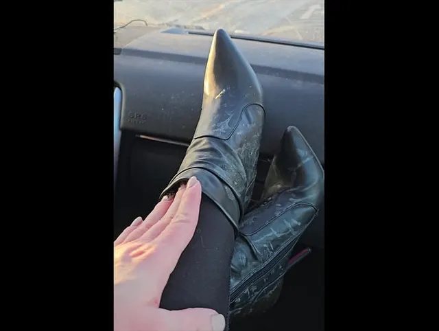 Publik unterwegs in meinen Bukkake Stiefeletten