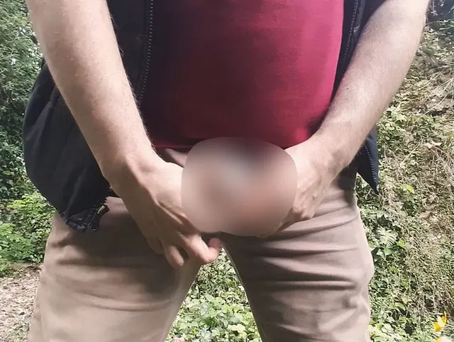 GG - Wichsen im Wald (Dick Cheese and Pee)