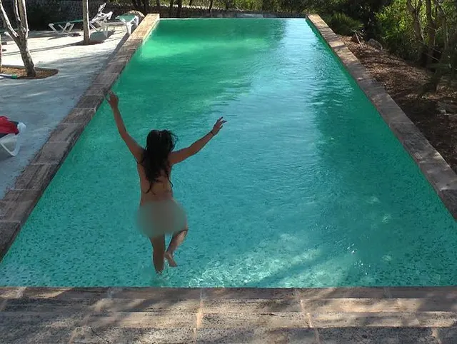 Ich pisse am Pool