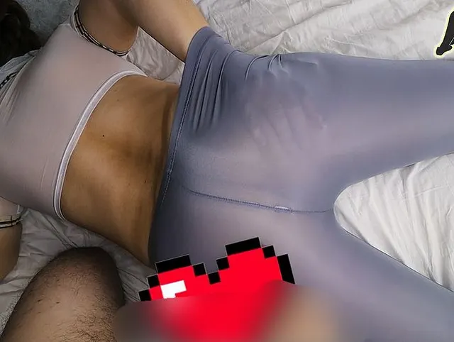 203 Es macht mich an, wenn du auf meinen Arsch in Leggings wichst. Oh ja, eine heiße Ladung Sperma.