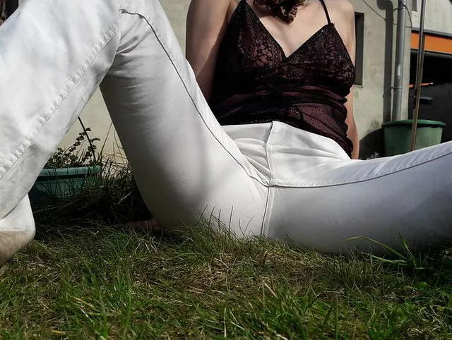 Im Garten zwischendurch einfach mal die weiße Jeans eingepinkelt - in Nahaufnahme ;p