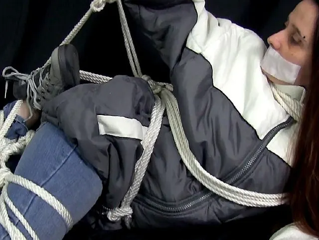 Hogtie verliert - Schuh Anorak Girl entkommt!