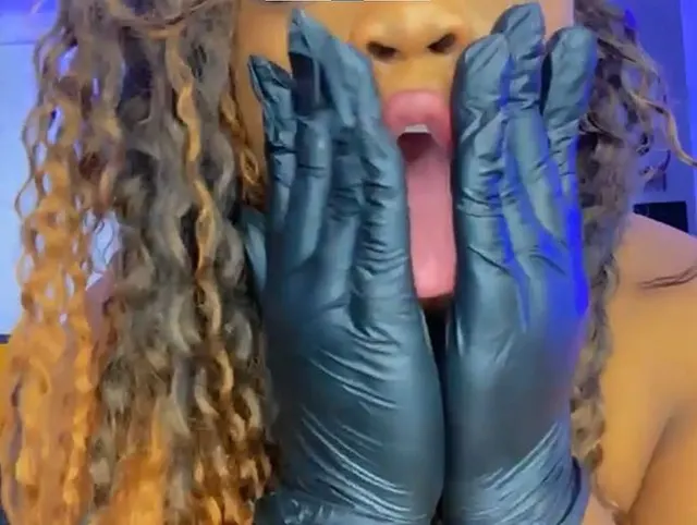 einige schöne Latexhandschuhe in meiner Muschi