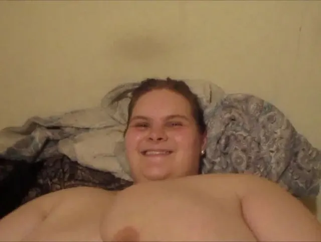 Dicke BBW lutscht einen Schwanz, bevor sie darauf klettert und ihn ohne Sattel reitet