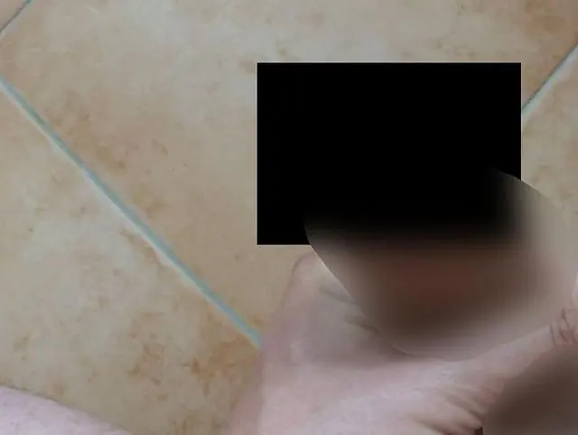 Ich habe meinen harten Schwanz erneut mit Probiersöckchen abgewichst....