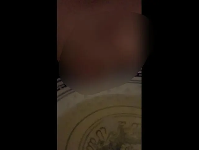Teenager pinkelt in ihrem Zimmer und probiert
