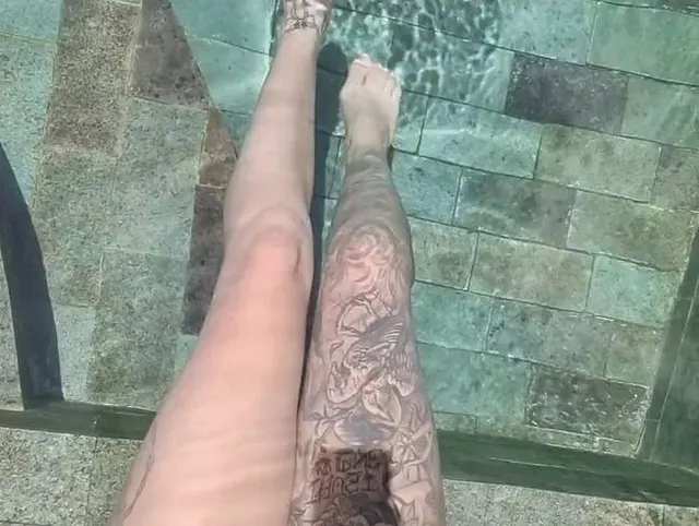 Im schwarzen Bikini am Pool